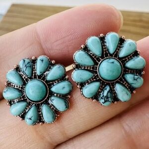 NEW! Vintage Daisy Stud Earrings with Faux Turquoise